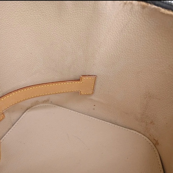 Louis Vuitton makeup bag in very good condition - Picture 10 of 13